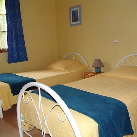 Les Petits Pres بيت للعطل